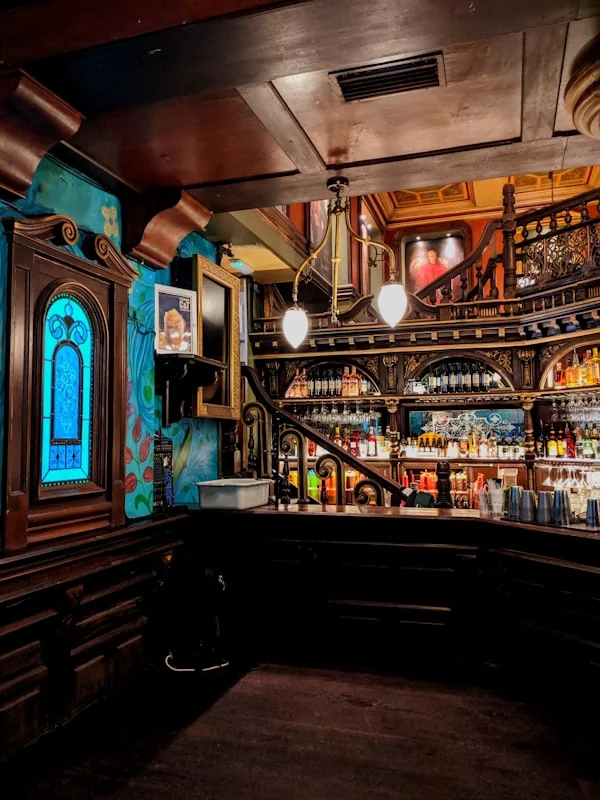 Bartender préparant un cocktail au shaker chez Brigitte Le Bar Canal Saint-Martin